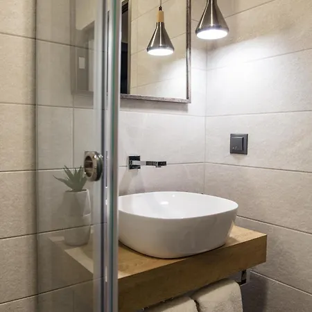 Reverence Boutique فندق فارنا