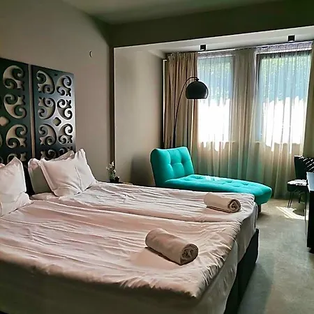 Reverence Boutique 3* Warna